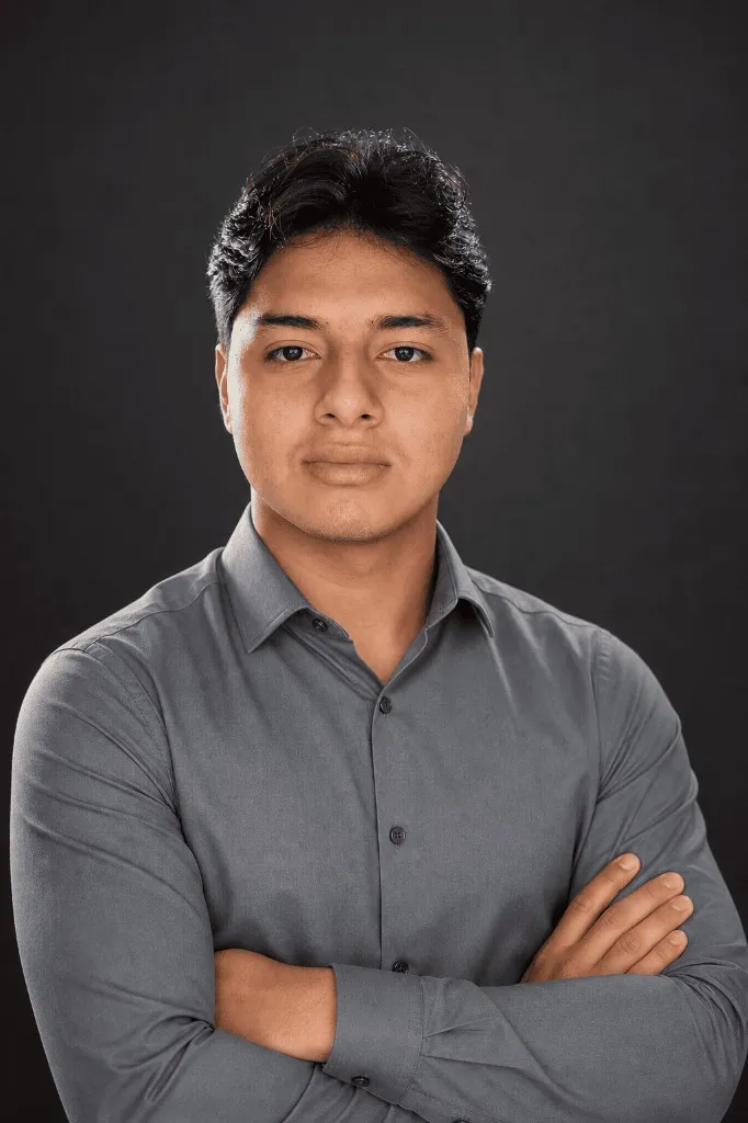Retrato profesional de Johandry Viles, estudiante de Ingeniería en Software, con camisa gris sobre fondo oscuro.
